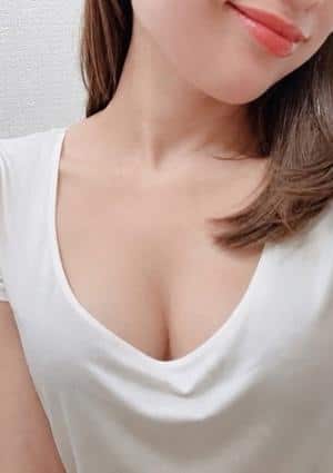 白シャツと彼女「しろかの」 奈緒（なお）